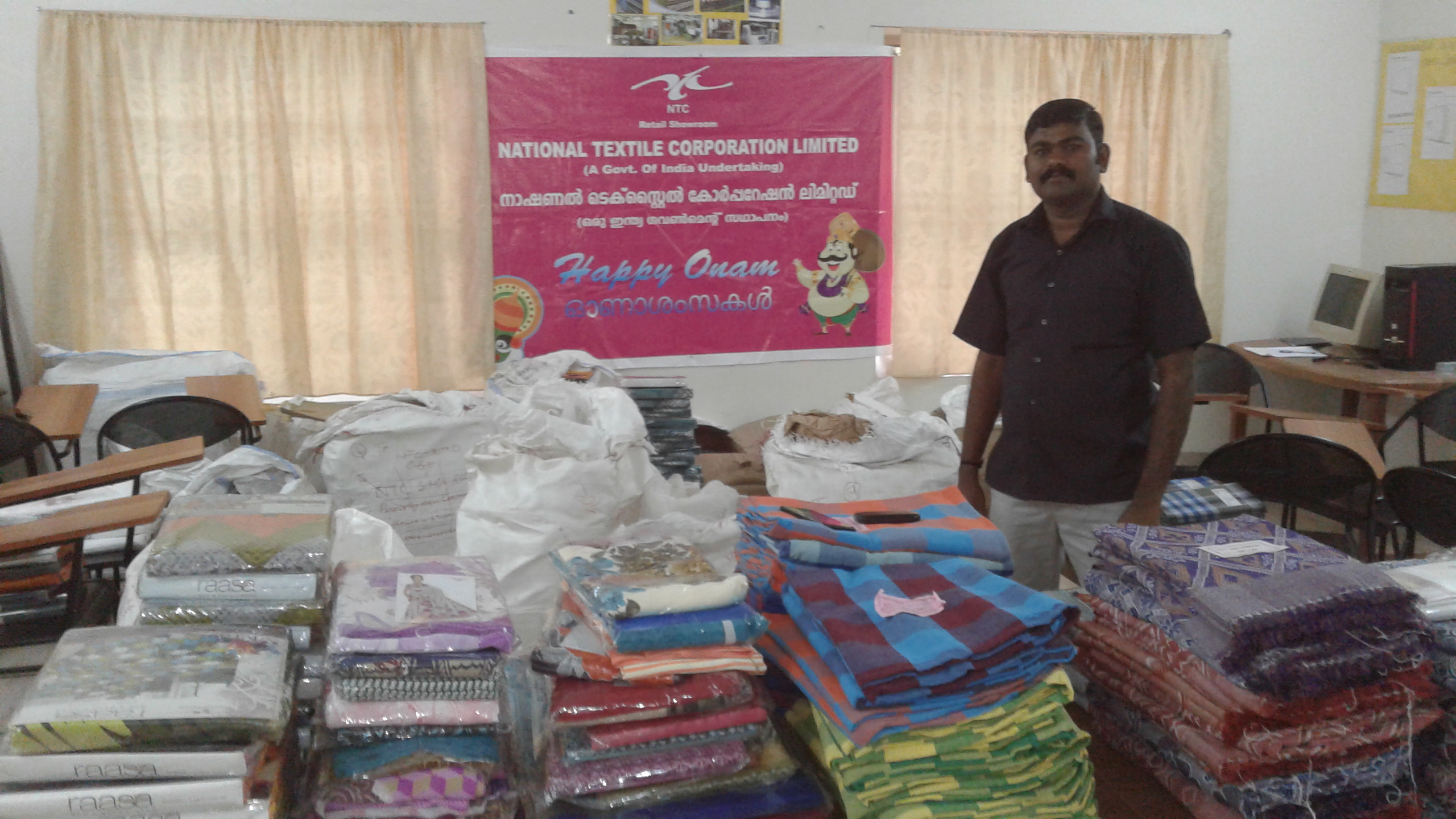 SRO and as desired by the Vijay Mohini Mills, Trivendrum , Kerala Lakshmi Mill, Thrissur, RMD/SRO conducted the Special sales counters at Vijaya Mohini Mills & Kerala Lakshmi Mill during the first and second week of Sept.2016 respectively